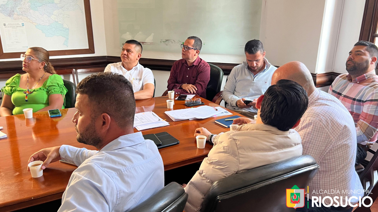 Funcionarios en mesa de reuniones