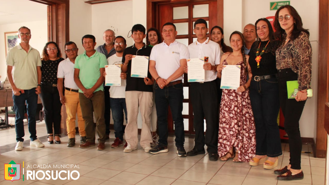 05_imagen-representacion-banda-sinfonica Jóvenes exhibiendo sus diplomas junto al Alcande y otras personas