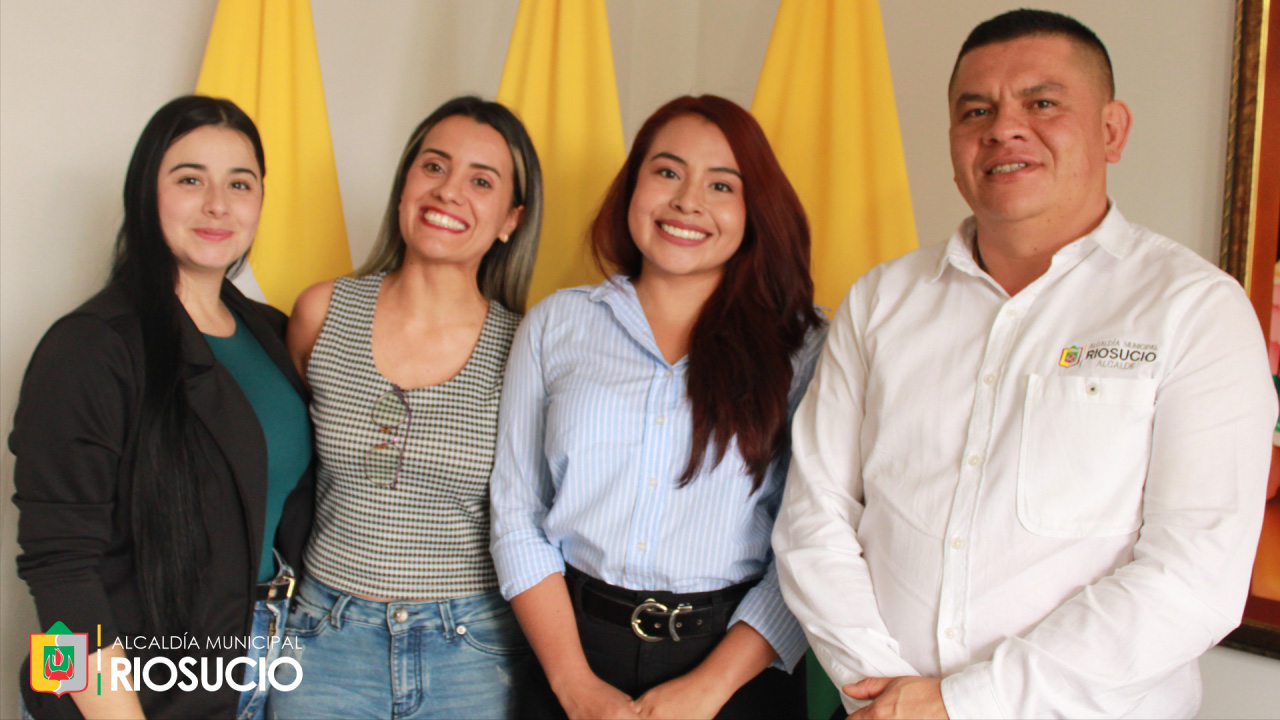 Alcalde y mujeres del equipo psicosocial