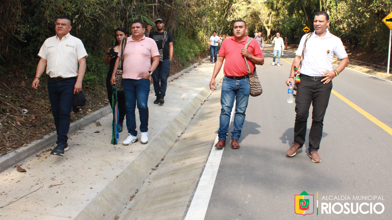 Funcionarios recorriendo vía