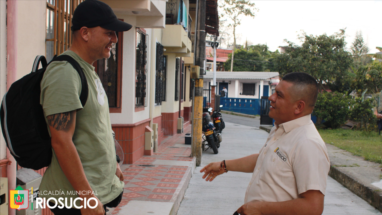 Alcalde y ciudadano conversando