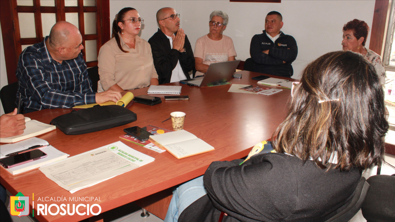 Mesa de reuniones con diferentes participantes