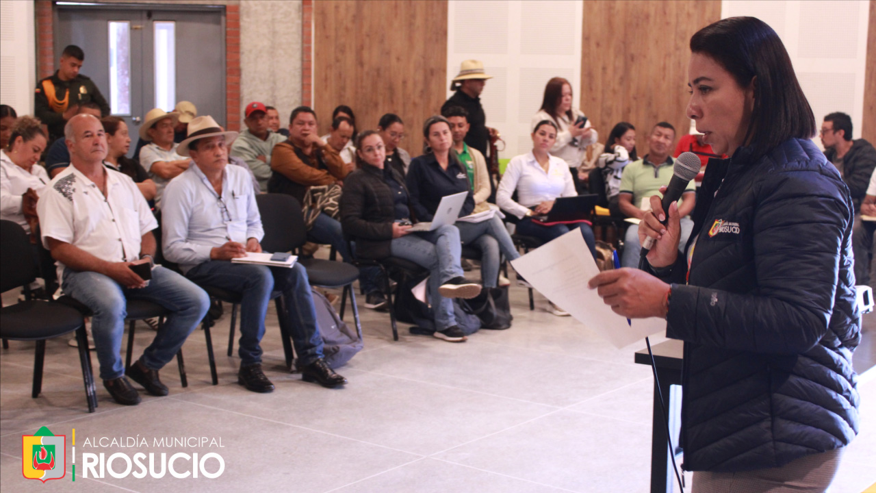 Funcionaria exponiendo ante grupo de ciudadanos