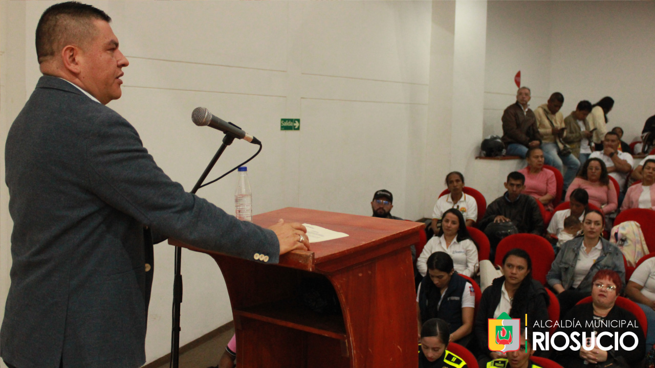 Alcalde en atrio exponiendo ante un auditorio