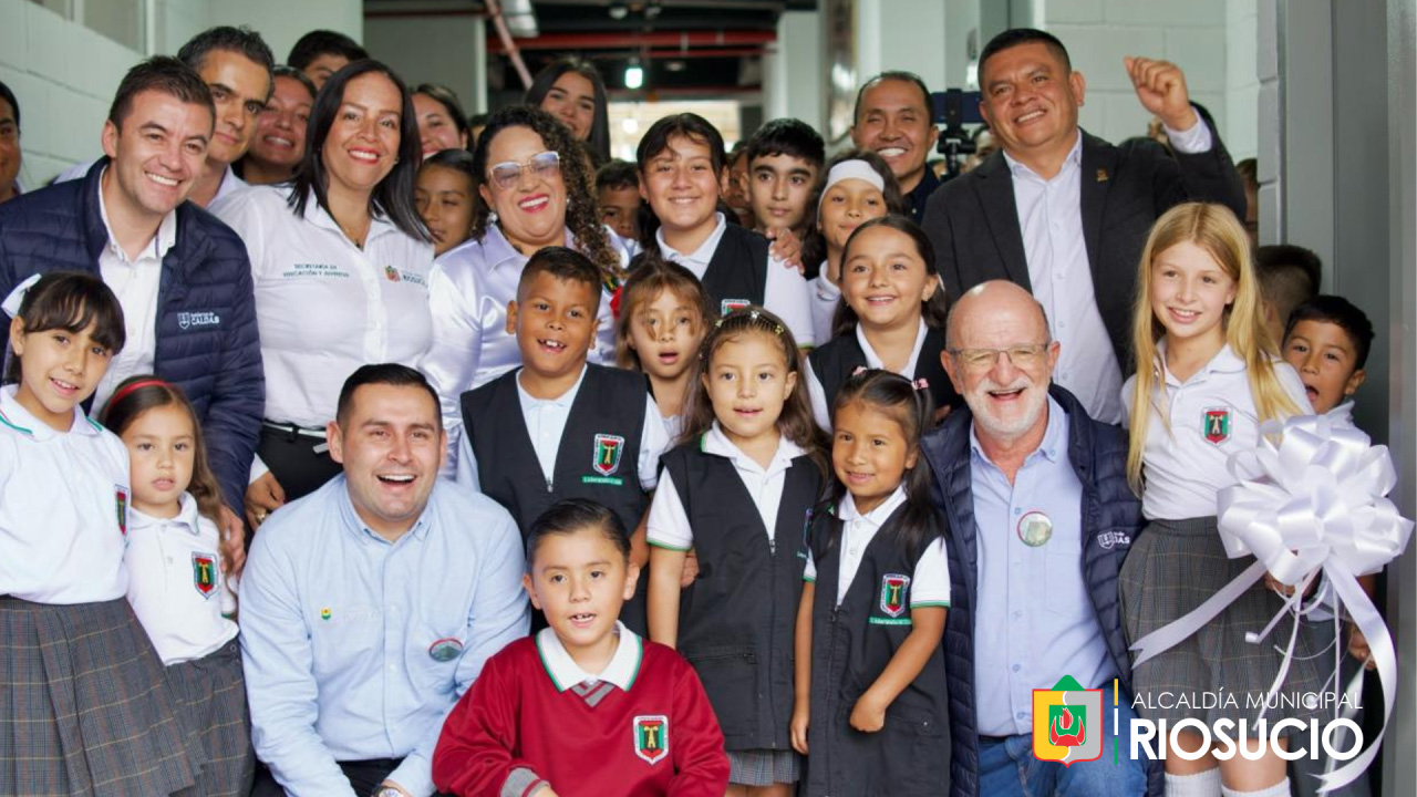 Funcionarios y niños sonriendo