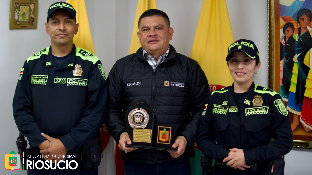 Alcalde y dos policías