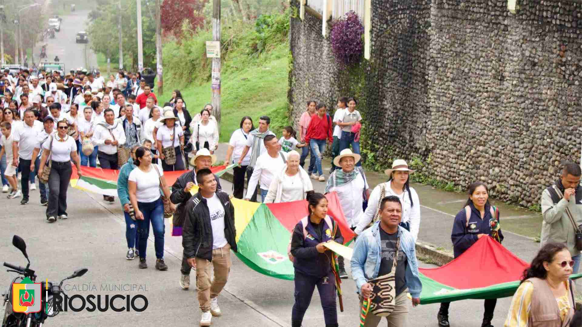 Personas marchando por el día municipal de las víctimas